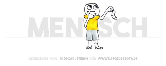 Ein Mensch betrachtet seine Socke und denkt nach. Das können nur Menschen. Tiere haben nämlich gar keine Socken.